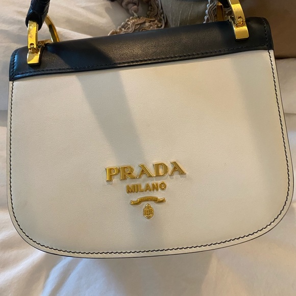 Beautiful crossbody Prada bag with gold hardware. Excellent condition - Picture 7 of 10